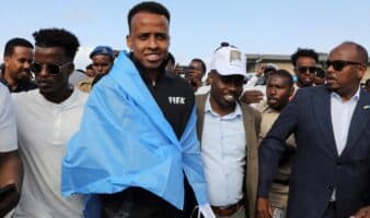 Árbitro vetado de EE.UU. es recibido como héroe en su natal Somalia