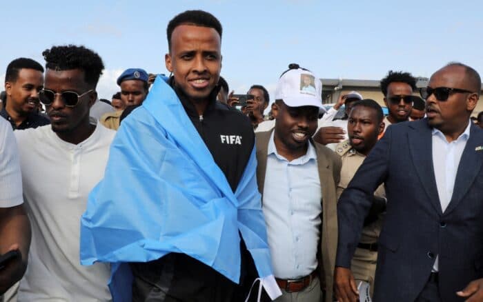 Árbitro vetado de EE.UU. es recibido como héroe en su natal Somalia