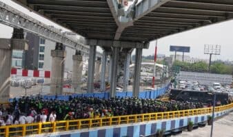 Autoridades cierran accesos vehiculares al AICM por maestros; normalistas bloquean México-Cuernavaca