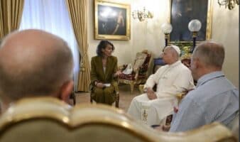 El papa se reúne con 6 víctimas de abusos en la Nunciatura de Madrid