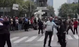 CNTE bloquea Reforma e Insurgentes; se ponen a jugar futbol