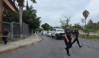 Abandonan cuatro cuerpos decapitados frente al Congreso de Guerrero