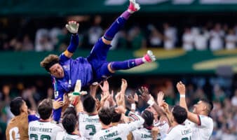 'Me voy con la cabeza en alto': Guillermo Ochoa al despedirse en el Estadio Ciudad de México | Fotogalería