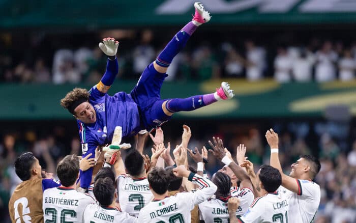 'Me voy con la cabeza en alto': Guillermo Ochoa al despedirse en el Estadio Ciudad de México | Fotogalería
