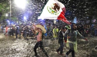 ¡Como patos! Más de 800 mil aficionados celebran bajo la intensa lluvia el triunfo de la Selección