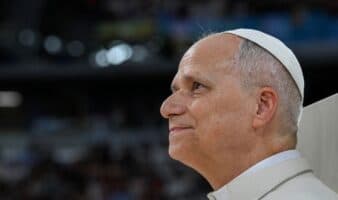El papa en España | Se reúne con Bad Bunny, denuncia la violencia contra las mujeres y bendice ambulancias a Ucrania