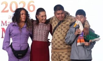 El pato Merlín visitó la mañanera, recibió halagos y le lanzó dos picotazos a la Presidenta