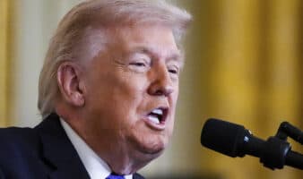 Irán rechaza negociar bajo amenazas de Trump; proyectil impacta buque cisterna en Ormuz