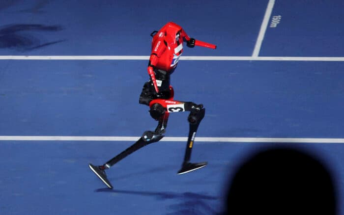 Humanoides compiten en Pekín y un robot chino supera el récord de Usain Bolt en 100 metros