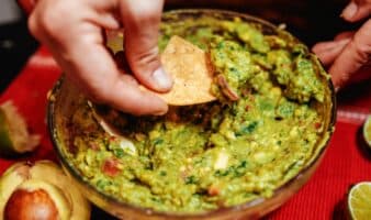 Taylor Farms retira del mercado salsa y guacamole por riesgo de salmonela