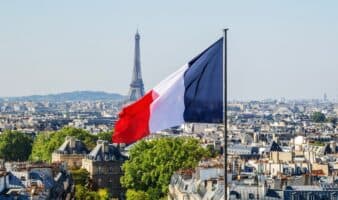 Francia aprueba muerte asistida, pero cancela la prohibición de las redes sociales para menores