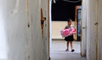 Los niños vuelven a clases en Irán tras el cierre de escuelas por la guerra en febrero