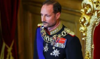 Haakon VIII jura como rey de Noruega; Mette-Marit ausente por problemas de salud