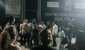 Familiares bloquean carretera tras riña en penal de Jojutla, Morelos