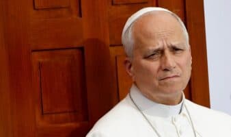 El papa dice a víctimas de abusos en la Iglesia francesa su compromiso 'para que jamás se repita'