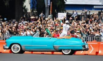 Checo Pérez extiende su contrato con Cadillac y celebra renovación en 'Show Run' de CDMX
