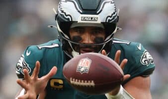 Jalen Hurts se perderá el resto de temporada tras presentar coágulos de sangre en pulmones