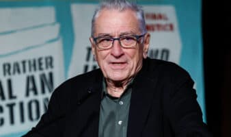 De Niro arremete contra Trump y le llama 'cobarde' en un acto público