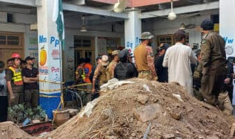 Mueren 27 niños y una profesora tras colapsar techo de escuela en Pakistán