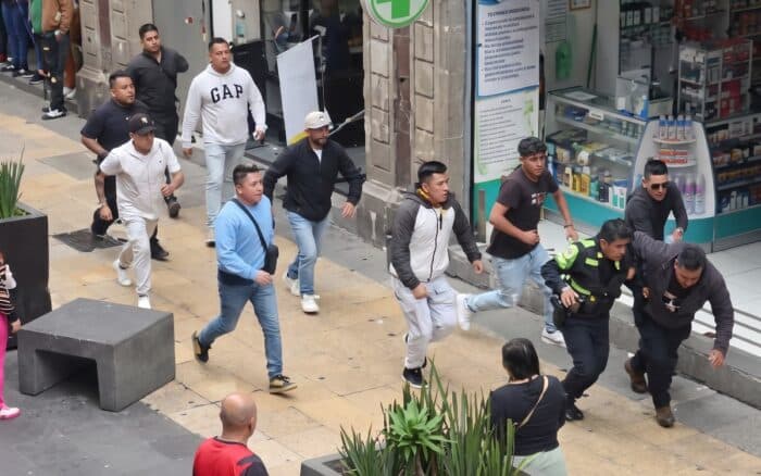 Golpean a policías que realizaban operativo para retiro de motos en Motolinia, Centro Histórico
